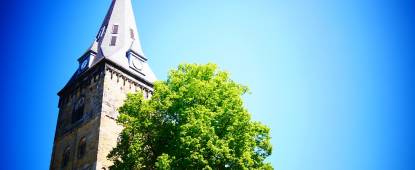 Kerk tegen blauwe lucht