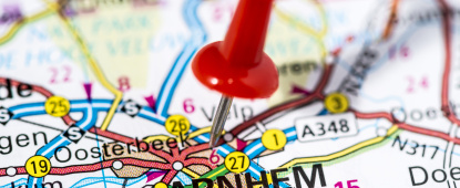 plattegrond met een punaise door arnhem