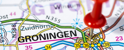 plattegrond met een punaise door groningen