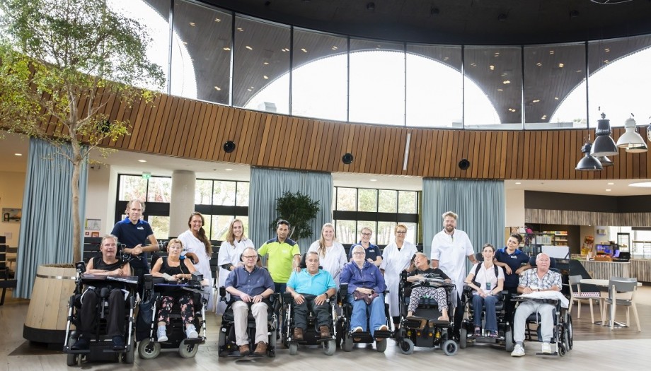 Groep hulpverleners met cliënten
