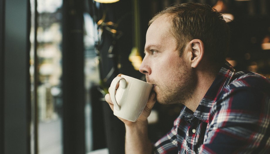 man drinkt koffie