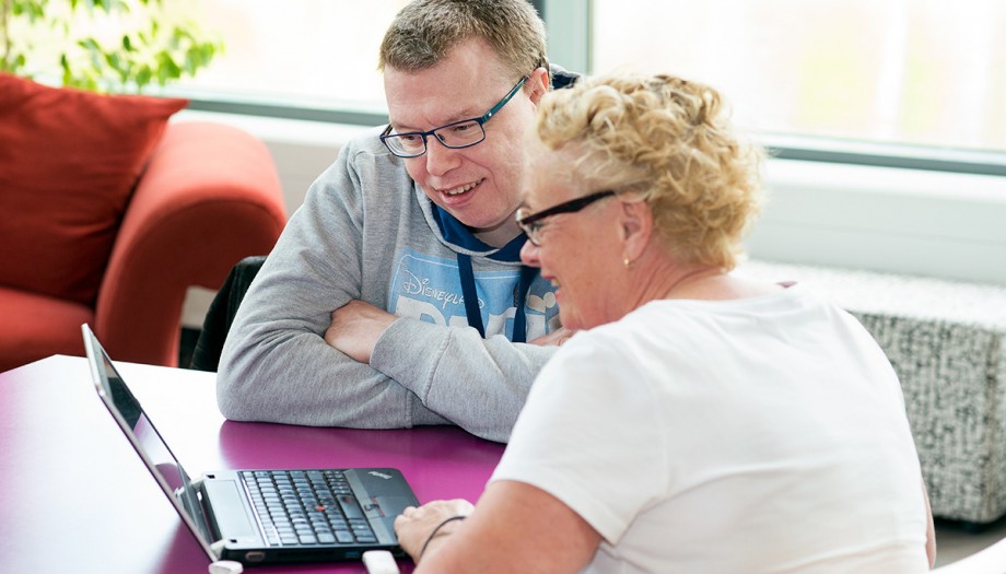 twee personen kijken naar de computer