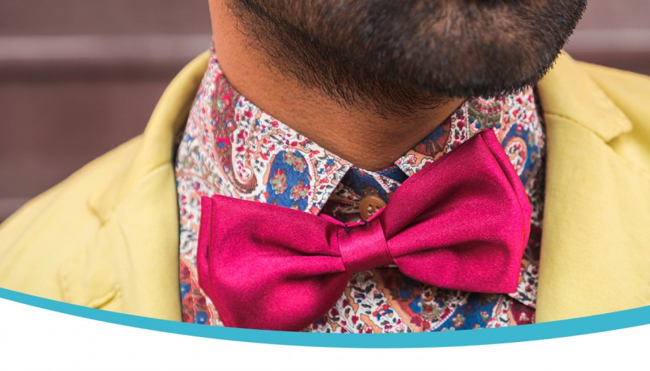 Man met een roze strik