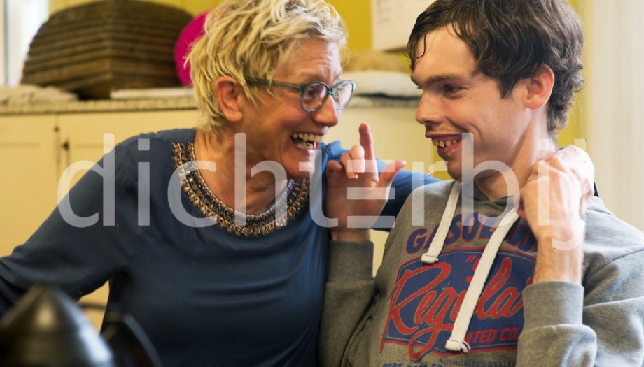 Twee personen aan het lachen