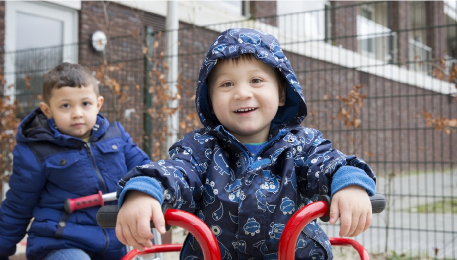 Twee vrolijke kinderen