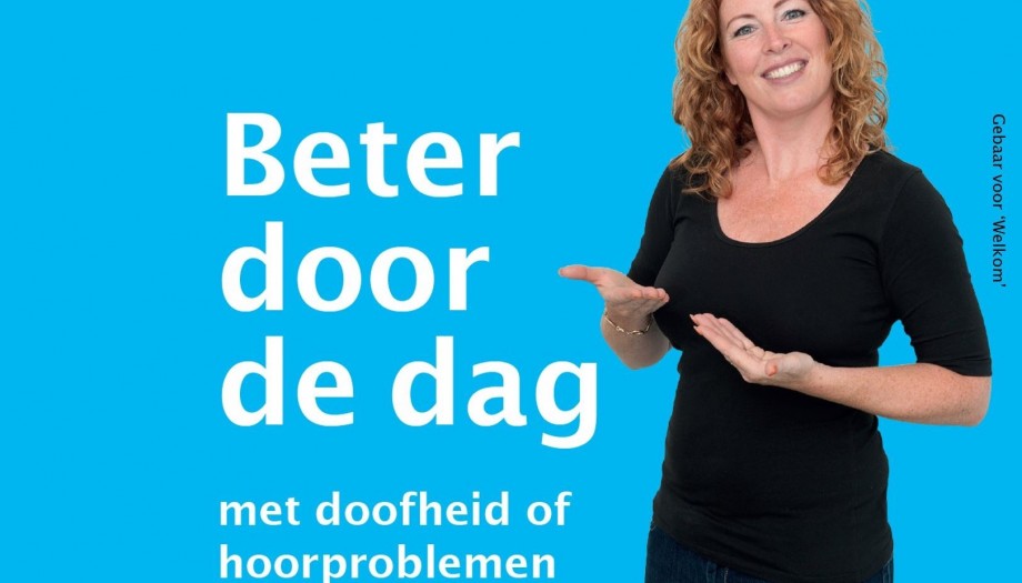 Gebarende vrouw met blauwe achtergrond en tekst: beter door de dag