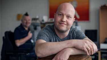 Arno met cliënt op achtergrond