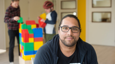 Portret Winston jongen met helm bouwt blokken op de achtergrond