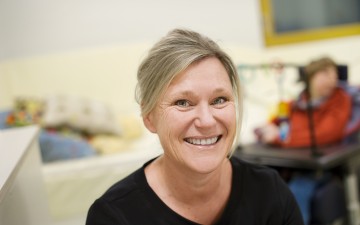 Lachende vrouw kijkt richting camera