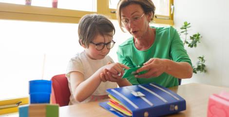 Kind wijst kaartje uit spel aan aan vrouw