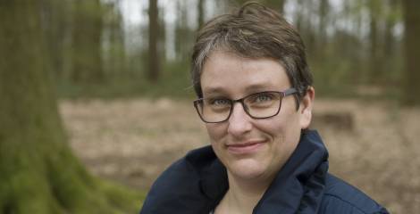 Vrouw kijkt in camera