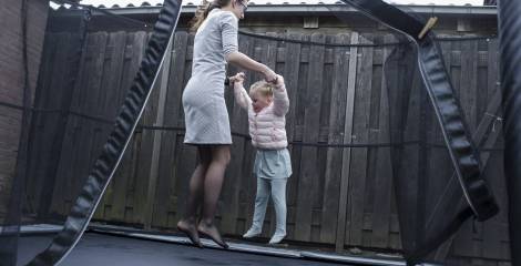 Vrouw met meisje op de trampoline