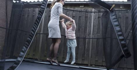 Vrouw met meisje op de trampoline