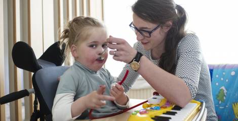 Vrouw die een meisje te eten geeft