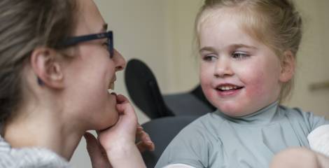 Vrouw en meisje in gesprek